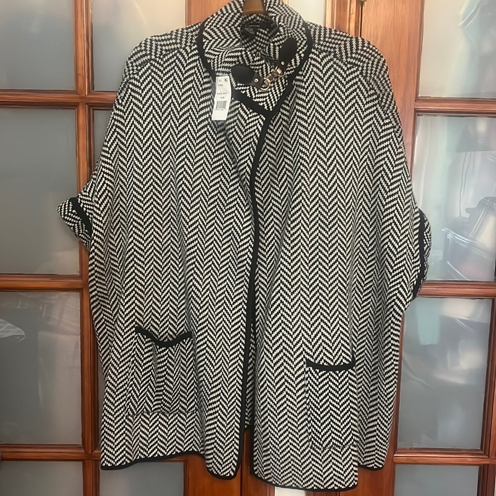 Black and white three quarter sleeve sweater